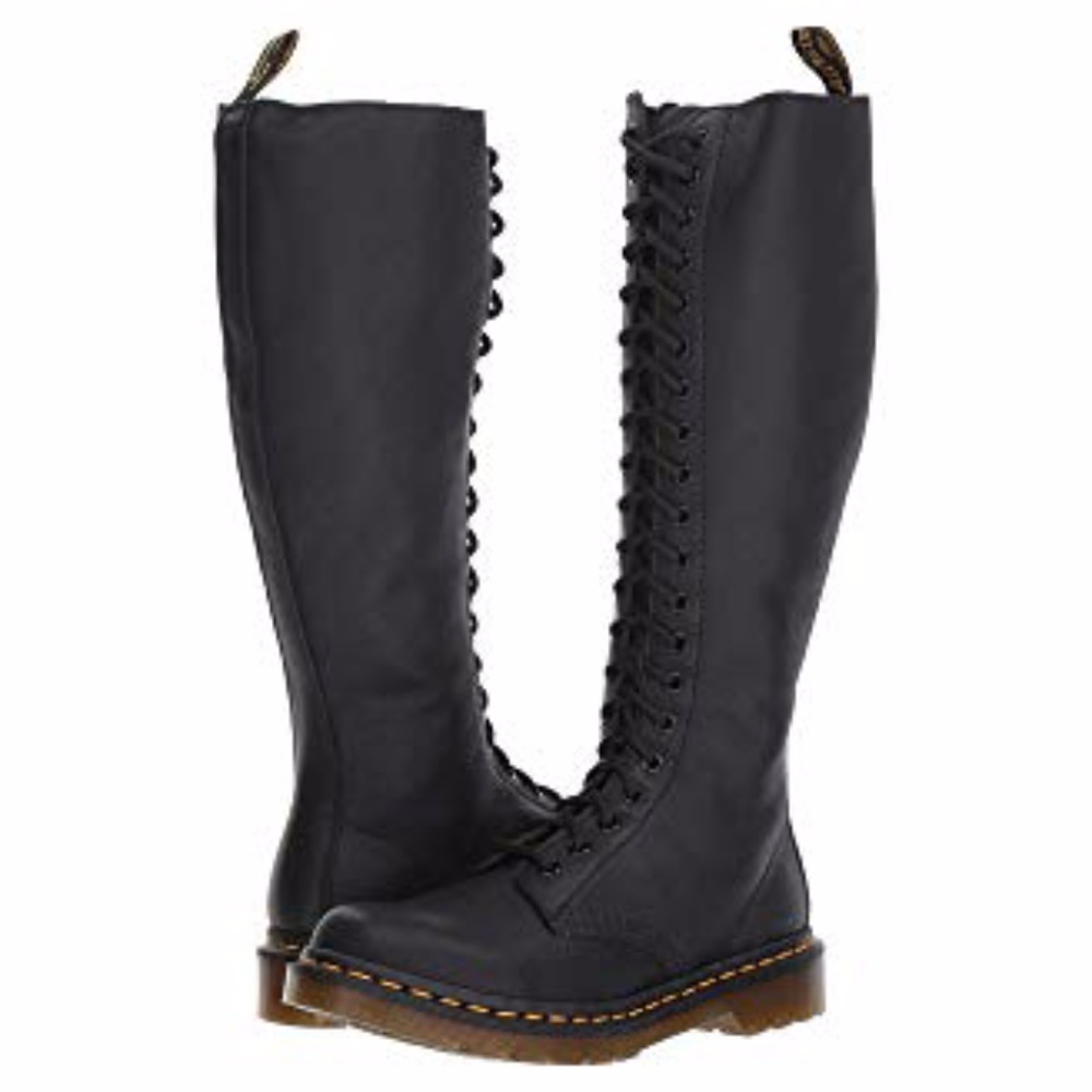 Dr. Martens 1B60 boots 20 eyelet lace up Sz 9